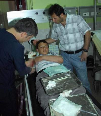 Demir parmaklık koluna saplandı