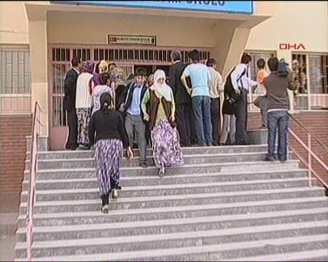 Yıkım ekiplerine direndiler