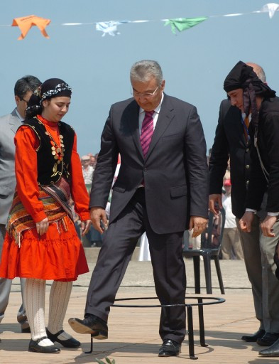 Baykal dereye taş attı..