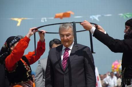 Baykal dereye taş attı..