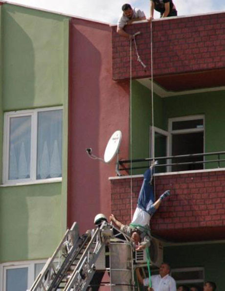 İntihar ederken asılı kaldı