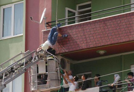 İntihar ederken asılı kaldı