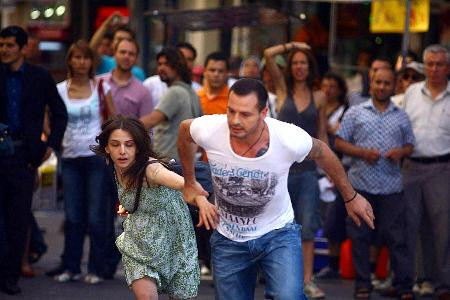 Film çekimini gerçek sandılar !