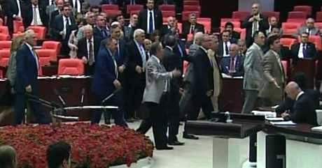 Muhalefet Meclisi karıştırdı