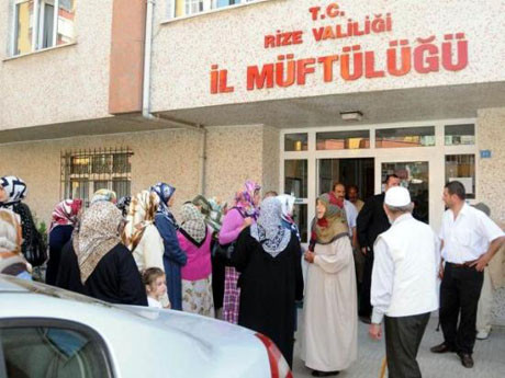 Rizede Müftülük binasını bastılar