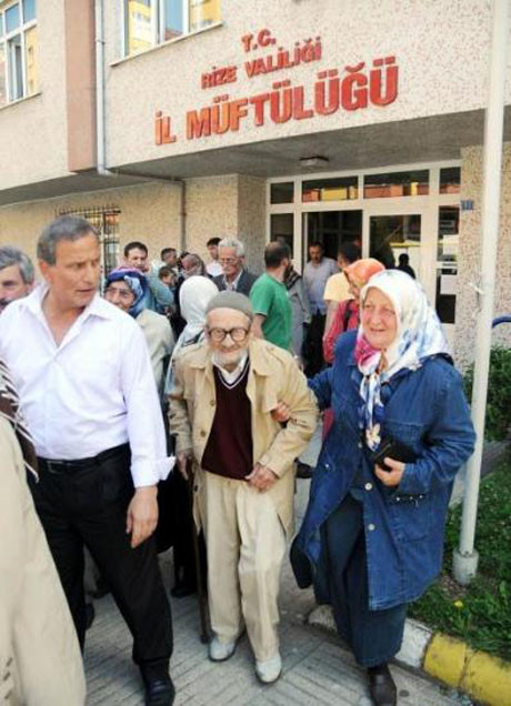 Rizede Müftülük binasını bastılar