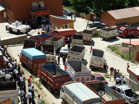 Hakkaride esnaf eylem yaptı