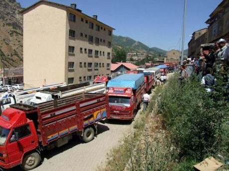 Hakkaride esnaf eylem yaptı