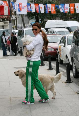Bir elinde bebeği, bir elinde köpeği
