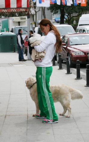 Bir elinde bebeği, bir elinde köpeği