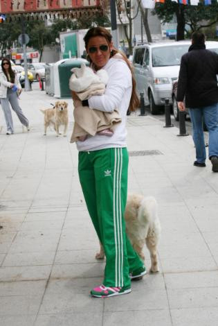 Bir elinde bebeği, bir elinde köpeği