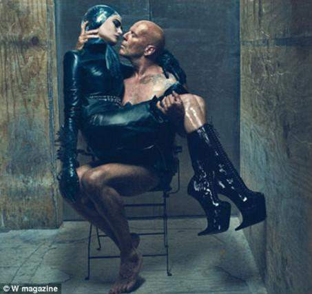 Bruce Willis ve eşindne sado-mazoşist pozlar