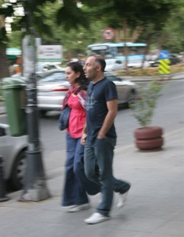 Nişantaşı aşıkları el ele