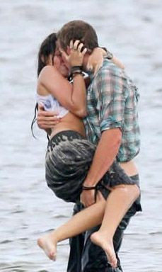 Mileyin skandal yaratan öpücüğü