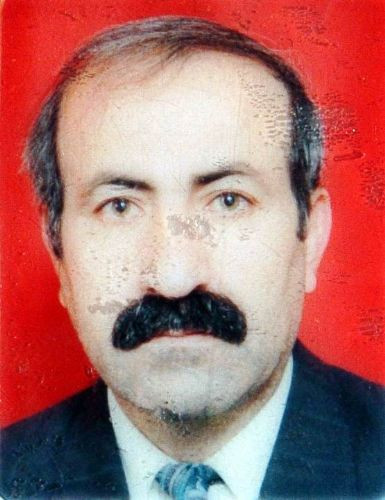 Tren rayına oturup intihar etti !
