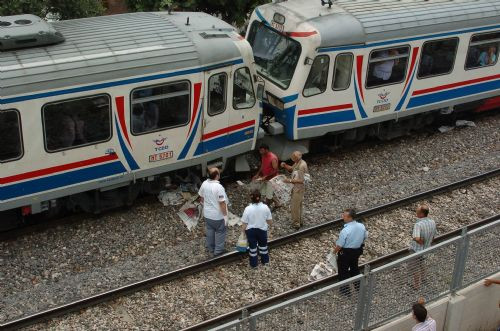Tren rayına oturup intihar etti !