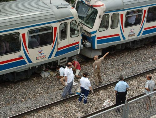Tren rayına oturup intihar etti !