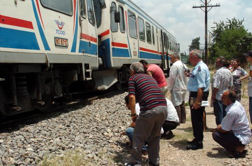 Tren rayına oturup intihar etti !