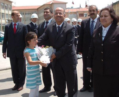 Valiye karşılama kuyruğu