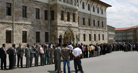 Valiye karşılama kuyruğu
