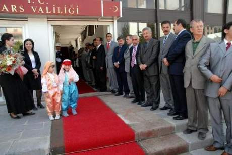 Valiye görkemli karşılama