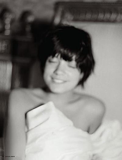 Lily Allen üstsüz poz verdi