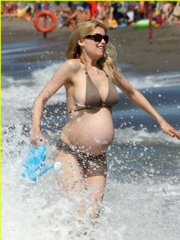 Hamileyken bikini giydi