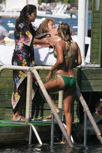 Demetten bikini şov!