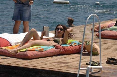 Ayça İnci bikinili yakalandı
