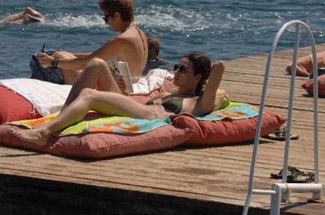 Ayça İnci bikinili yakalandı