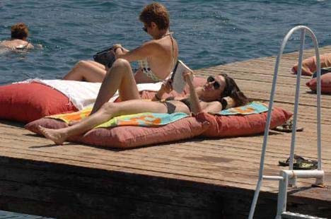 Ayça İnci bikinili yakalandı