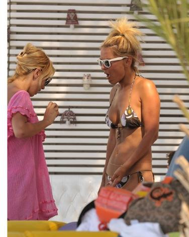 Demet ve Ece Bodrumda