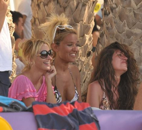 Demet ve Ece Bodrumda