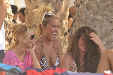 Demet ve Ece Bodrumda
