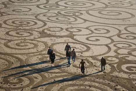 Kumdan sanat eserleri yapıyor