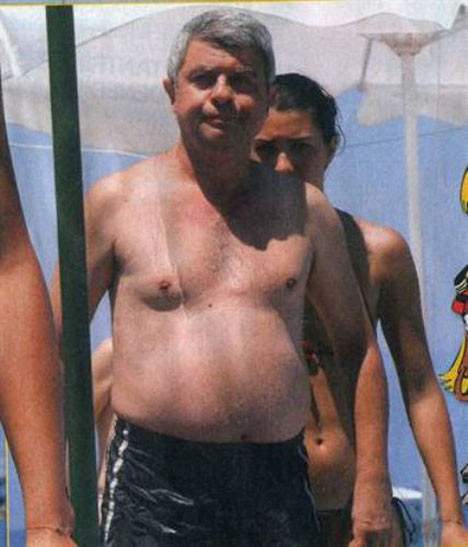 Bikinili Tuba’ya baba koruması