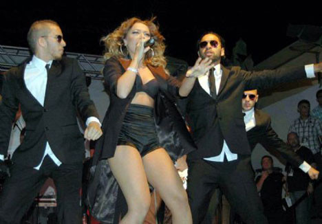Hadise seyirciyi coşturdu