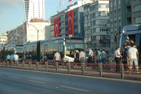 Metrobüs yolu tıkandı