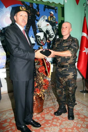 Erdoğan çocukların ellerini öptü
