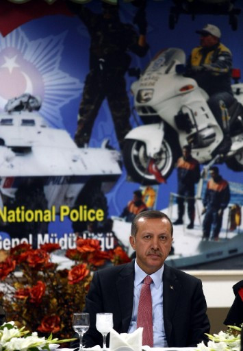 Erdoğan çocukların ellerini öptü