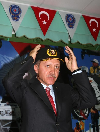 Erdoğan çocukların ellerini öptü