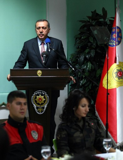 Erdoğan çocukların ellerini öptü