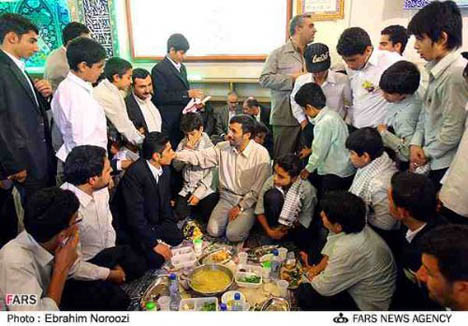 Ahmedinejad iftarını böyle açtı
