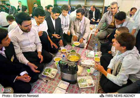 Ahmedinejad iftarını böyle açtı