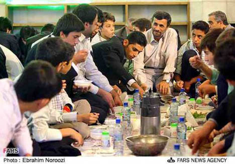 Ahmedinejad iftarını böyle açtı