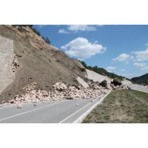 Amasyadaki heyelanda 60 metrelik istinat duvarı yıkıldı