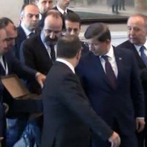 Davutoğlu hediyeyi iade etti