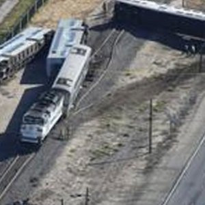 ABD'de yolcu treni raydan çıktı: 50 yaralı