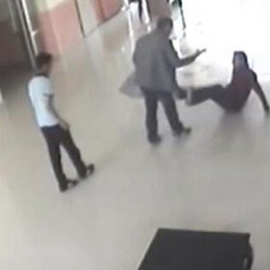Öğrenci velisi öğretmene saldırdı