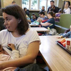 McDonald's'ta emzirmeli eylem